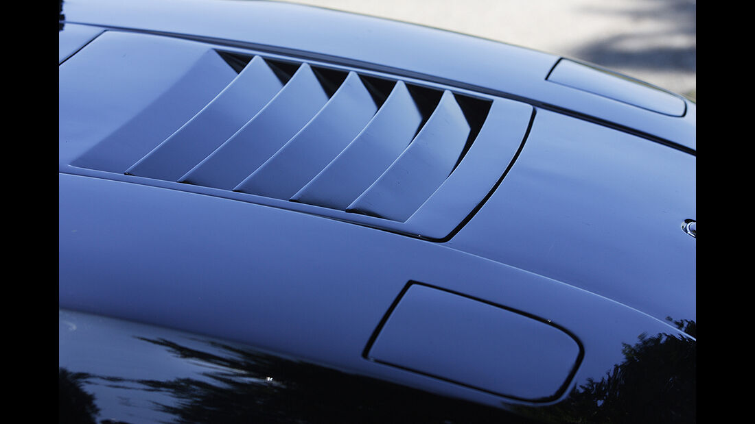 Sechs Vertiefungen in der Fronthaube des Lamborghini Urraco P 300