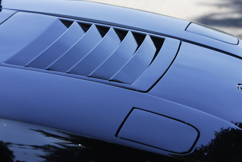 Sechs Vertiefungen in der Fronthaube des Lamborghini Urraco P 300