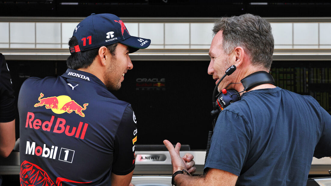 Sergio Perez & Christian Horner - Red Bull - Formel 1 - Test Bahrain - Tag 3 - 12. März 2022
