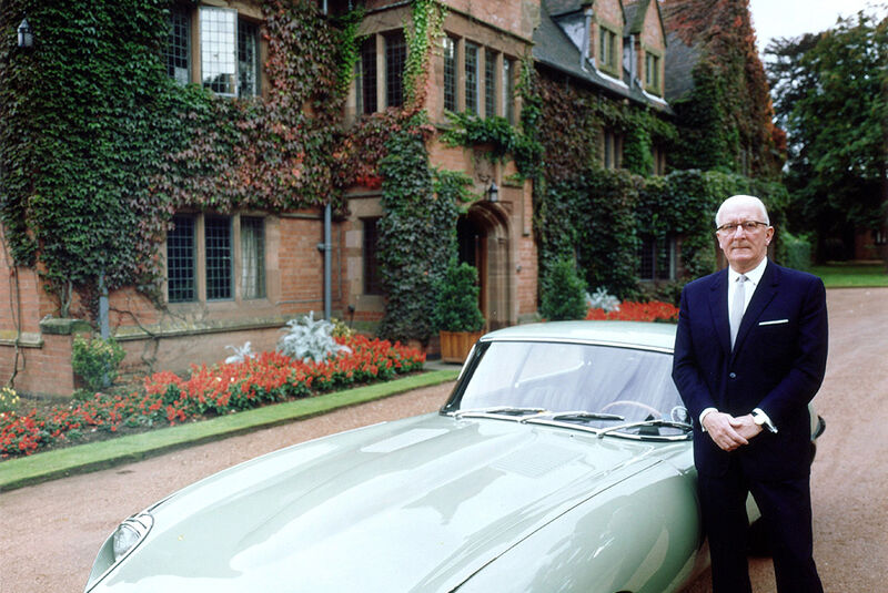 Sir William Lyons mit Jaguar E-Type