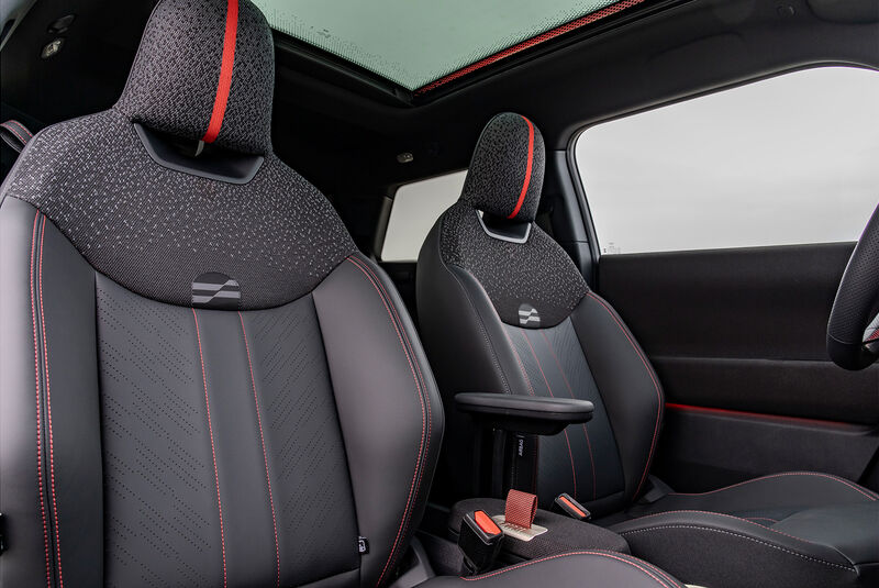 Sitze des Mini Cooper SE mit John Cooper Works Trim Ausstattung. 