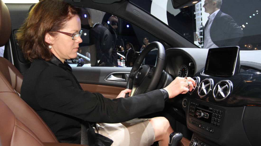 Sitzprobe auf der IAA 2011 in Frankfurt - Birgit Priemer in der Mercedes B-Klasse