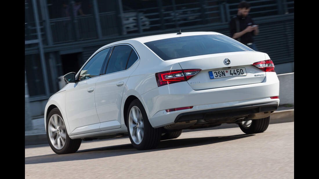 Skoda Superb und VW Passat im Vergleich | AUTO MOTOR UND SPORT