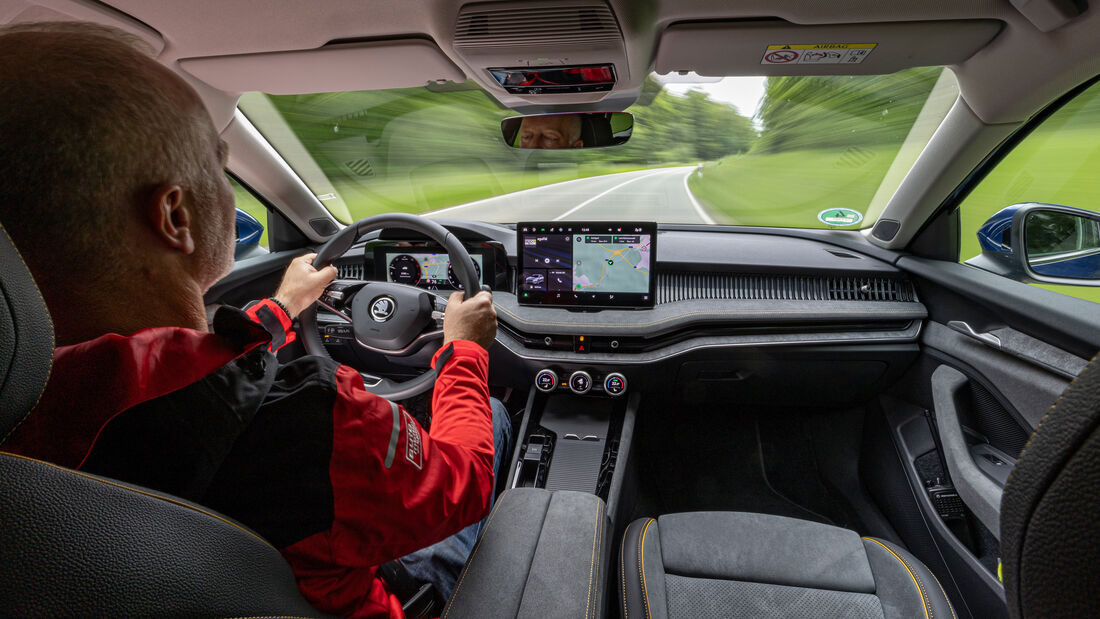 Skoda Superb Combi, Cockpit + Fahrer