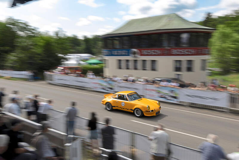 Solitude Revival 2024 Porsche 911 mit Zuschauern vor Start-Ziel-Turm