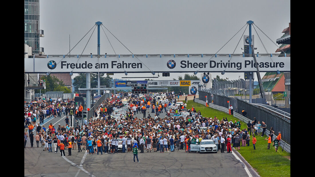 Startaufstellung - VLN Nürburgring - 6. Lauf - 2. August 2014