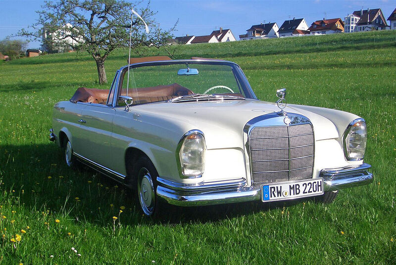 Startnummer 102: Martin und Gerlinde Burri im Mercedes-Benz 220 Seb, 2,2 Liter, 6-Zyl. Reihe, 120 PS, Baujahr 1962.