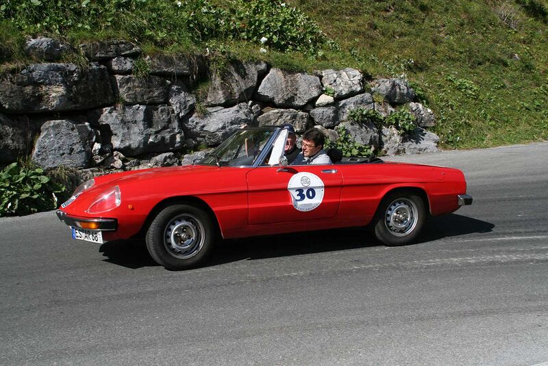 Startnummer 144: Gerhard Merkel im Alfa Romeo 2000 Spider, 2 Liter, 4-Zyl. Reihe, 131 PS, Baujahr 1977, Team Motor Klassik.