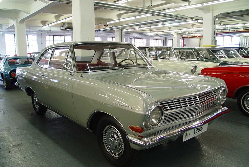 Startnummer 159: Tim Ramms und Jan Honsel im Opel Rekord A, 2,6 Liter, 6-Zyl. Reihe, 100 PS, Baujahr 1964, Team Motor Klassik Online.