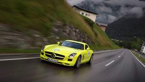 Startnummer 201: Team Daimler im Mercedes-Benz SLS AMG E-CELL, 552 kw, 250 km Reichweite.