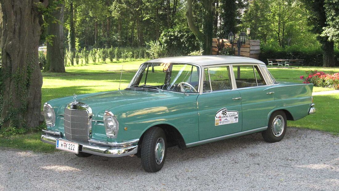 Startnummer 84: Dr. Norbert Griesmayr und Mag. Ferdinand Baumgartner im Mercedes-Benz 220 Sb, 2,2 Liter, 6-Zyl. Reihe, 110 PS, Baujahr 1959.