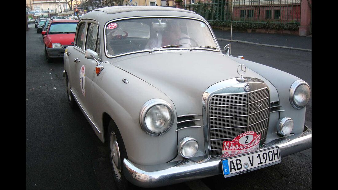 Startnummer 87: Urban Priol und Fabian Seydel im Mercedes-Benz 190D, 1,9 Liter, 4-Zyl. Reihe, 50 PS, Baujahr 1959.