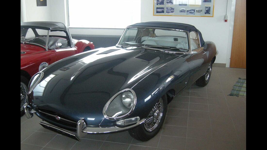 Startnummer 98: Gerald und Karl Stubenberger im Jaguar E-Type Serie 1, 3,9 Liter, 6-Zyl. Reihe, 185 PS, Baujahr 1961.
