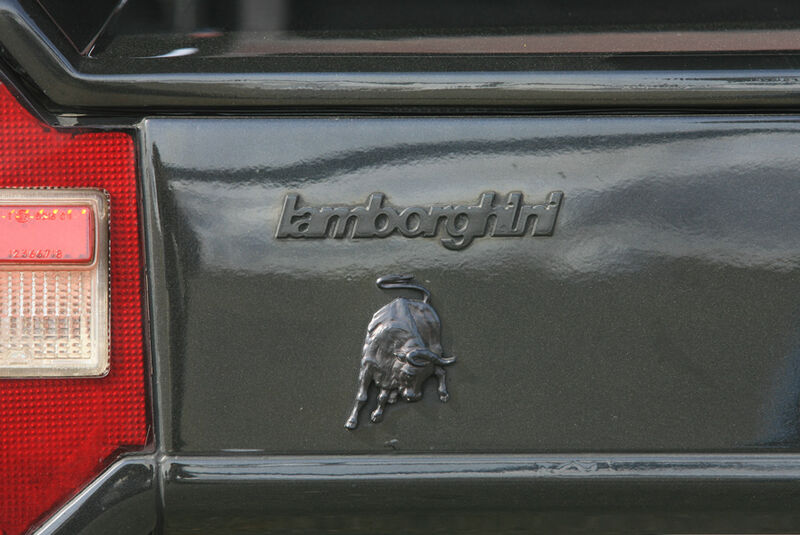 Stier-Emblem und Lamborghi-Schriftzug am Lamborghini Countach