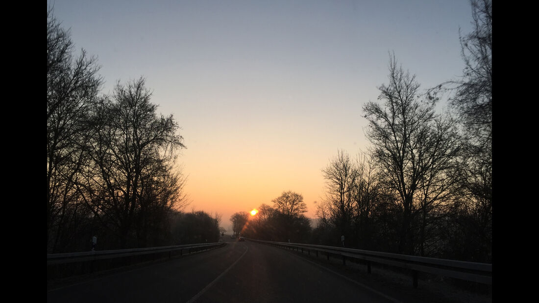 Straße im Sonnenaufgang