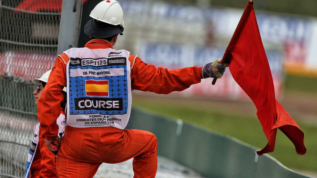 Streckenposten - Rote Flagge - Formel 1 - GP Spanien - Barcelona - 11. Mai 2019