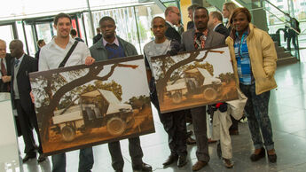 Studenten der TU München und aus Nigeria zeigen nach der Mittagspause Mobilitätsmöglichkeiten für Subsahara-Afrika.