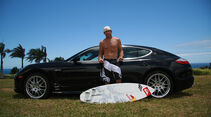 Surfer Robby Naish vor seinem Porsche Panamera