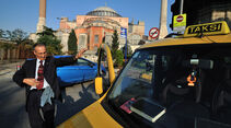 Taxi vor Moschee