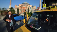 Taxi vor Moschee