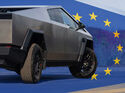 Tesla Cybertruck Europa Collage Flagge