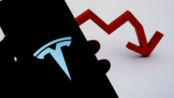 Tesla-Logo mit herab zeigender Kurve