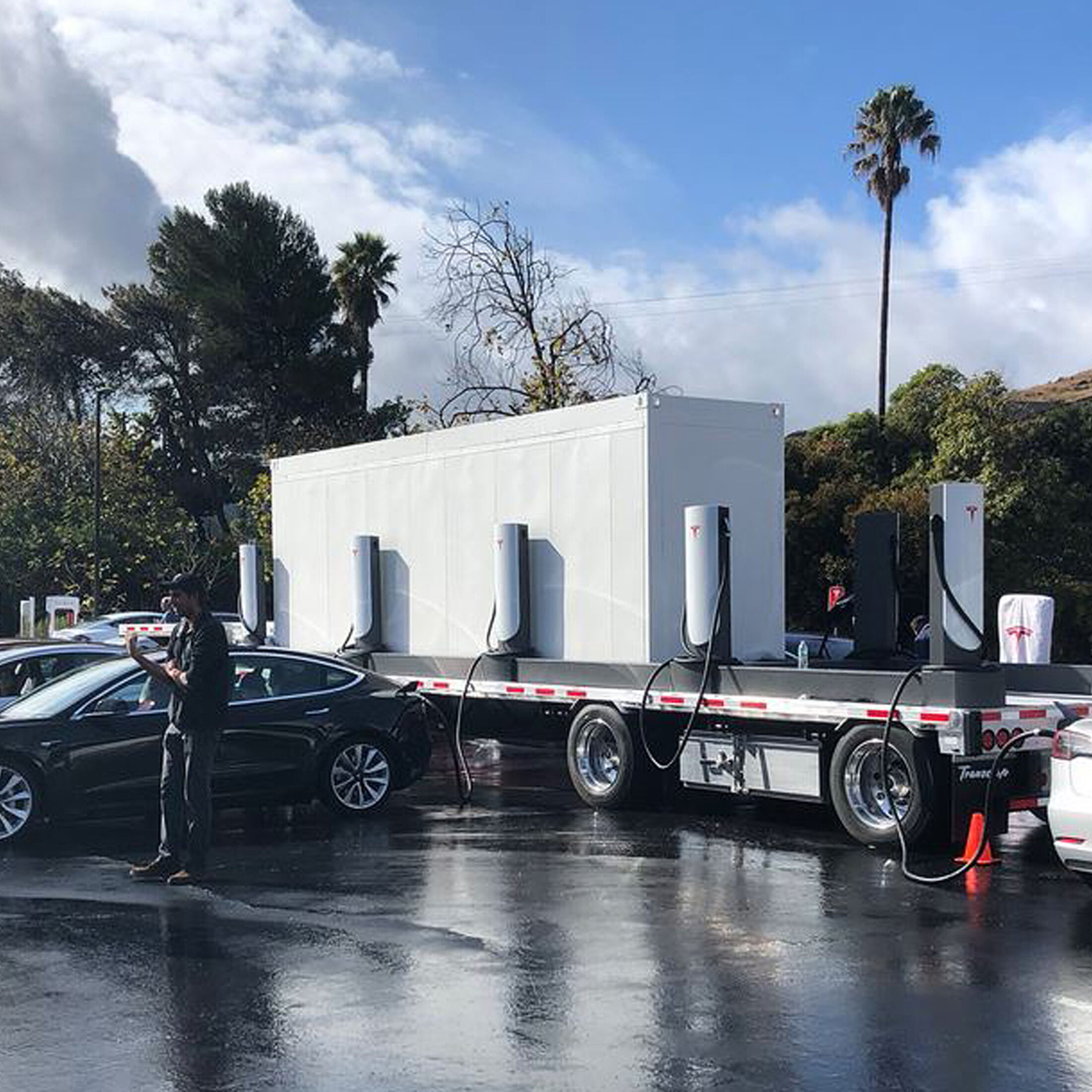 Tesla Supercharger mit mobiler Megapack-Batterie (2019)