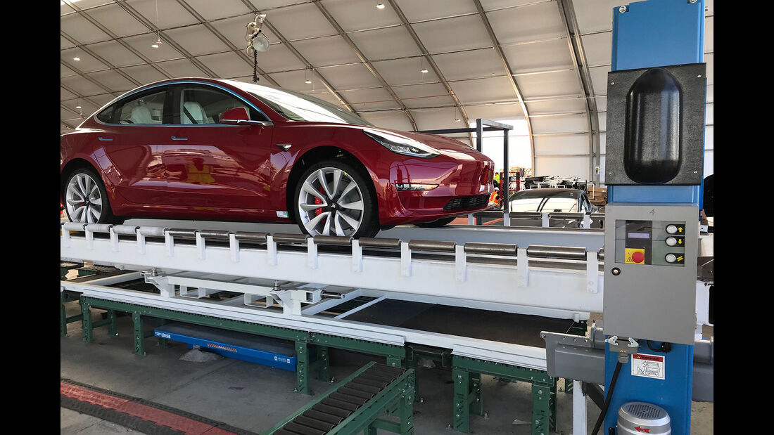Tesla Model 3 Montage-Zelt