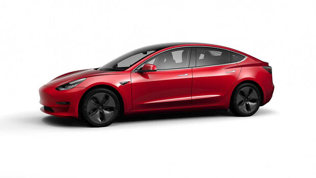 Tesla Model 3 mit chromglänzenden Applikationen