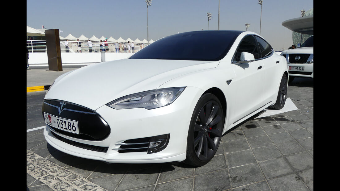 Tesla Model S P90 - Carspotting - GP Abu Dhabi 2016