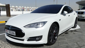 Tesla Model S P90 - Carspotting - GP Abu Dhabi 2016