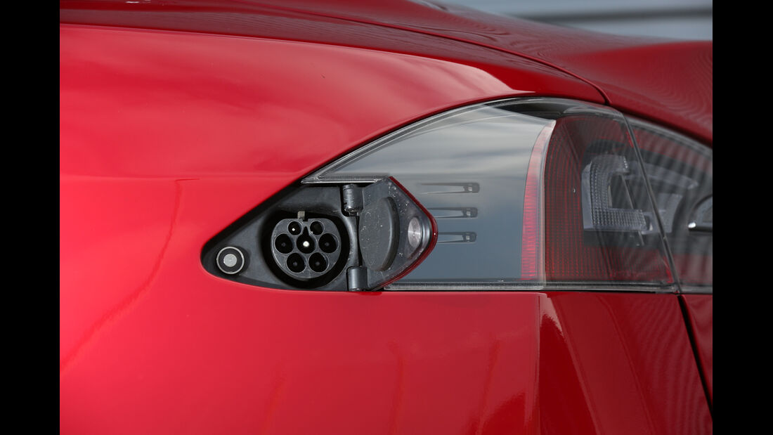 Tesla Model S, Stromanschluss