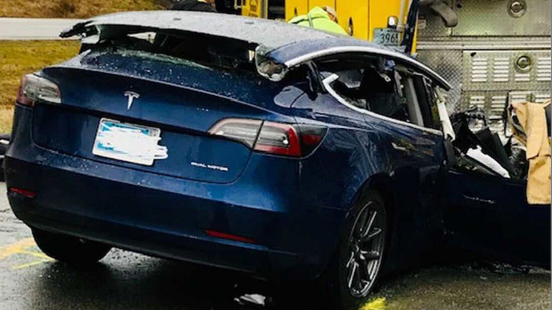 Tesla Model-S Unfall Indiana