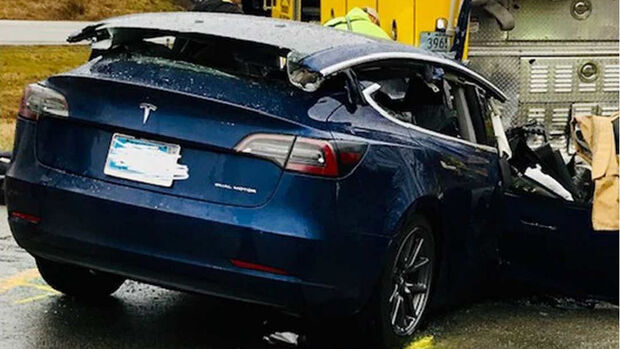 Tesla Model-S Unfall Indiana