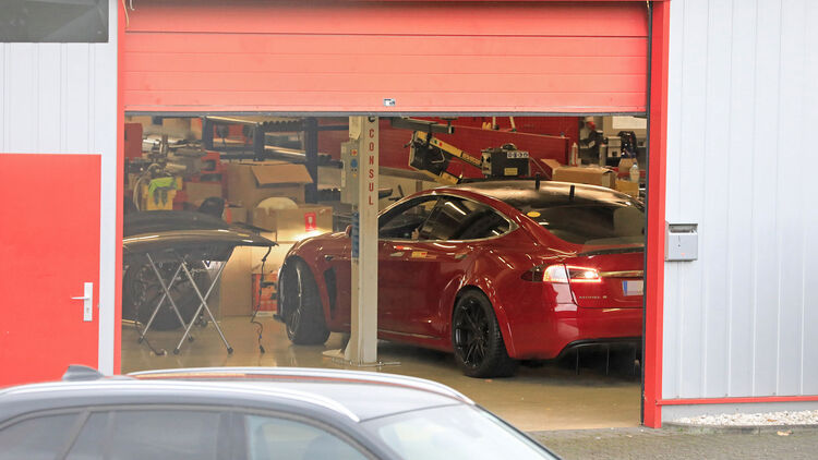 Transporte von Tesla Model Y in neuem Rot >