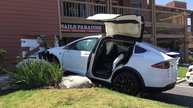 Tesla Model X Beschleunigungs-Unfall