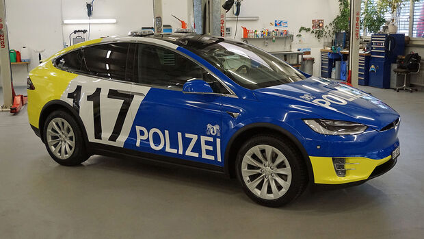 Tesla Model X Polizei Basel