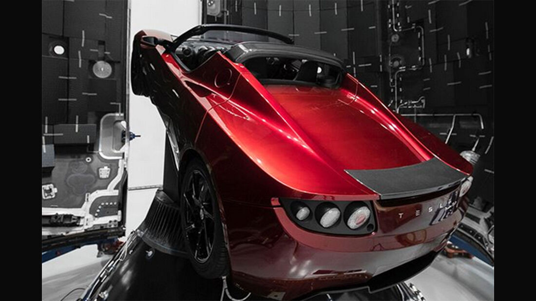 SpaceX FalconRakete Tesla Roadster im Weltall auto motor und sport