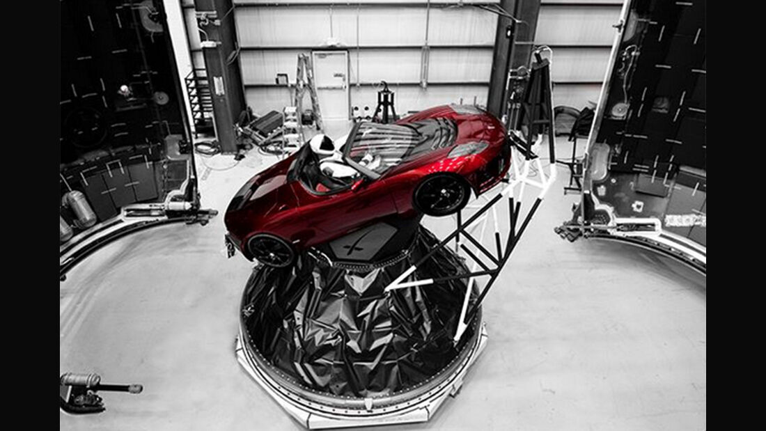 SpaceX FalconRakete Tesla Roadster im Weltall auto motor und sport