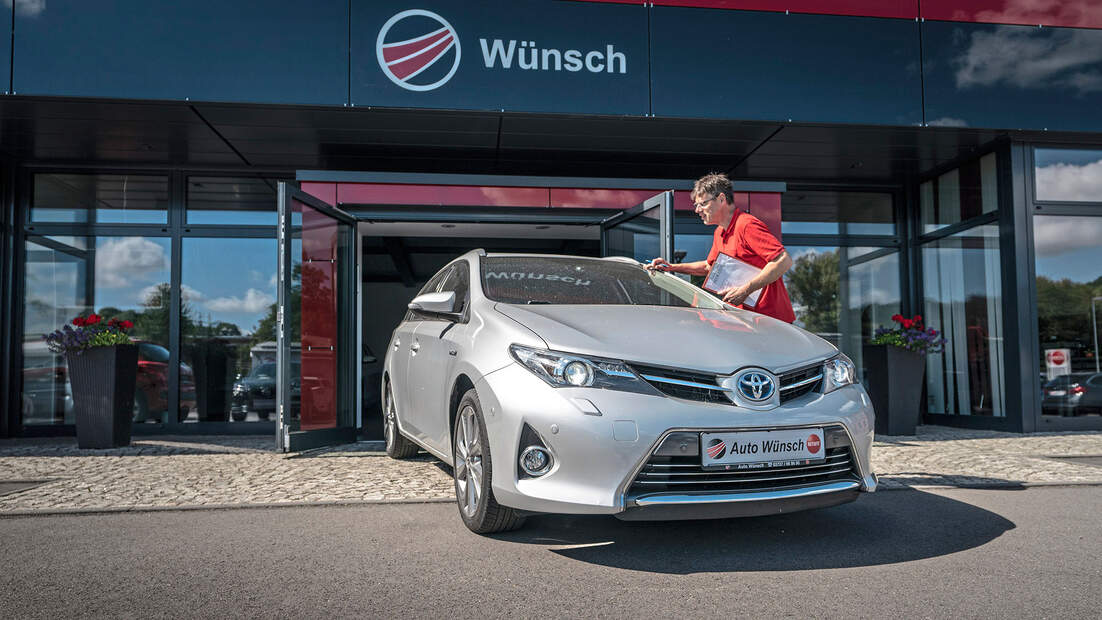Toyota auris plug in hybrid discount