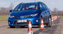 Toyota Auris Touring Sports 2.0 D-4D, Frontansicht, Slalom