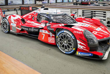 Toyota und Mercedes mit Spezial-Designs