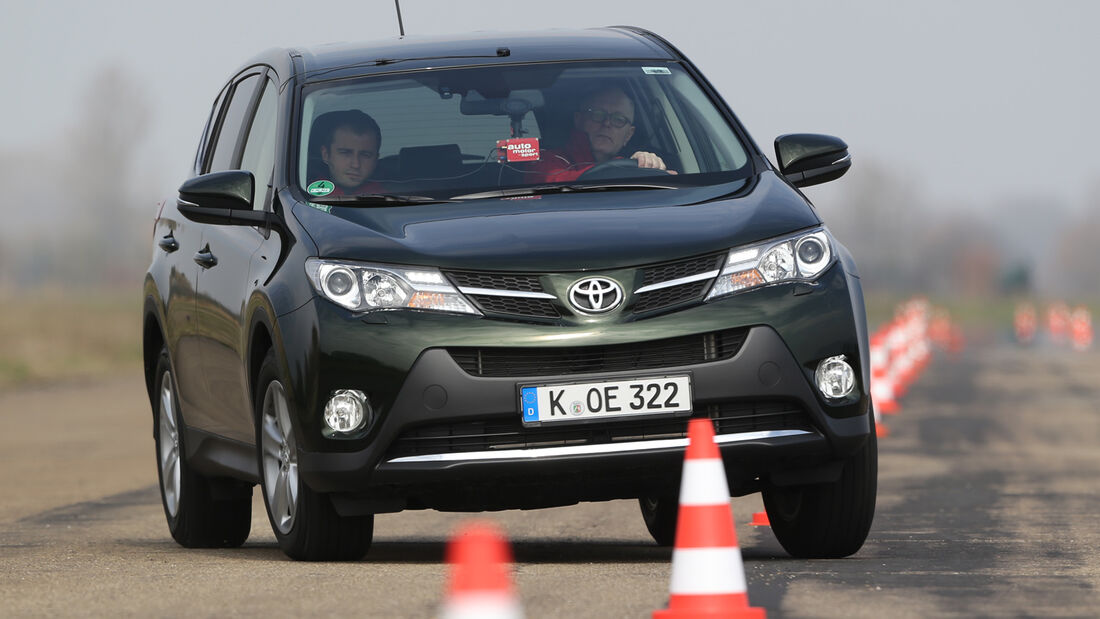 Toyota RAV4 2.0 D-4D, Frontansicht, Slalom