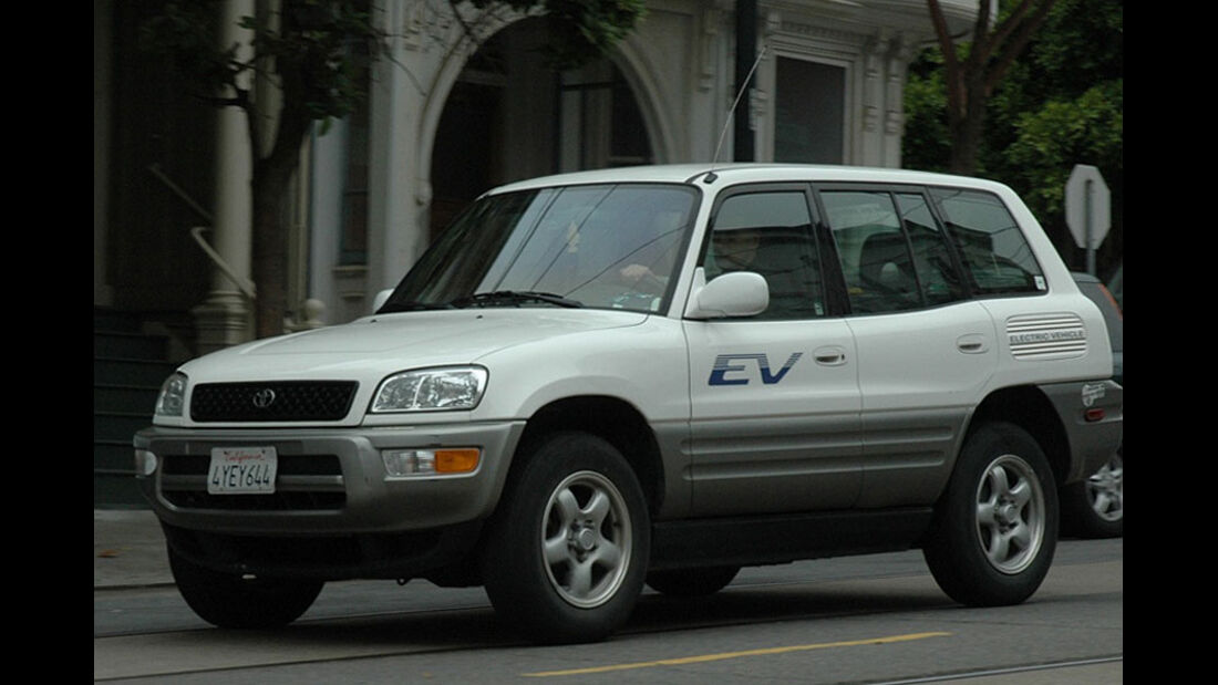 Toyota RAV4 EV schräg von der Seite