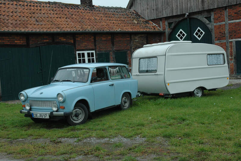 Trabant zieht Wohnwagen