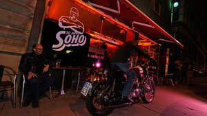 Triumph Bonneville 750, Aufsitzen