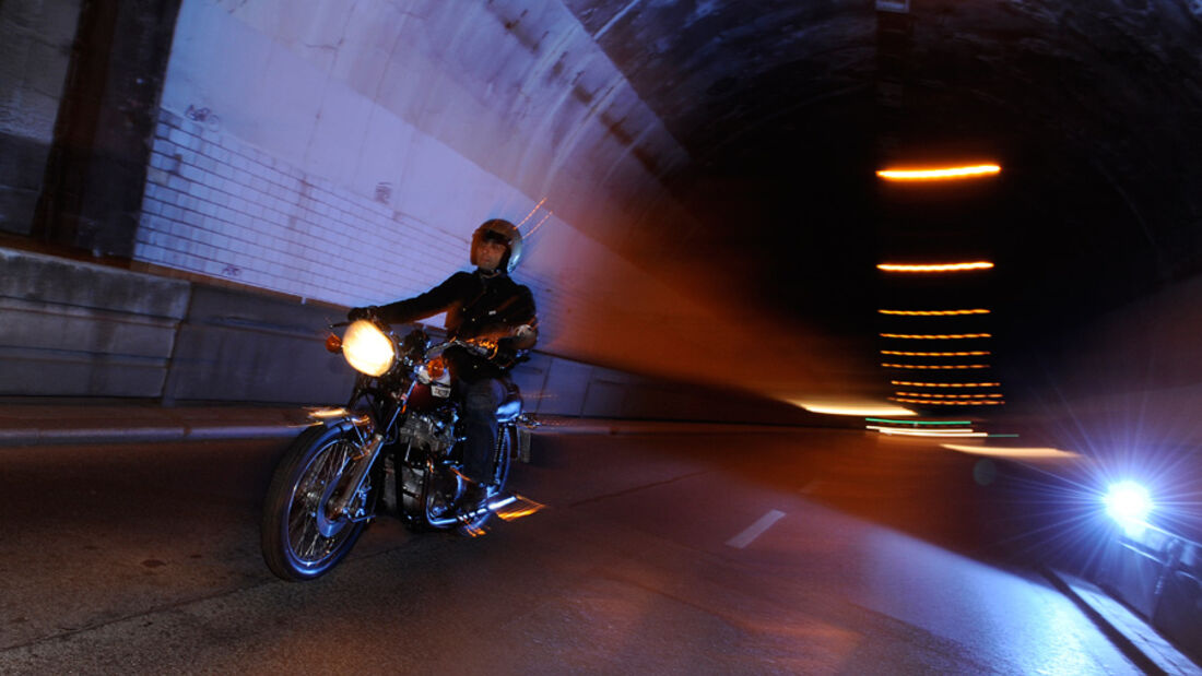 Triumph Bonneville 750, Fahrt, Tunnel