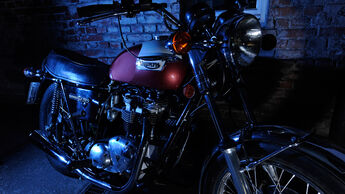 Triumph Bonneville 750, Frontansicht, Nacht