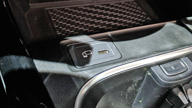 Warum ist es nicht gut, ein Telefon am USB-Anschluss des Autos aufzuladen -  Infobae