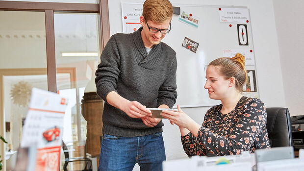 Übergabe der Lernmaterialien für die Führerscheinprüfung